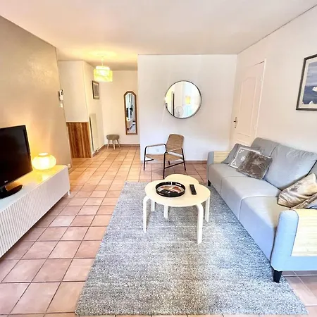 Apartment Old-world Charm With Modern Comforts *